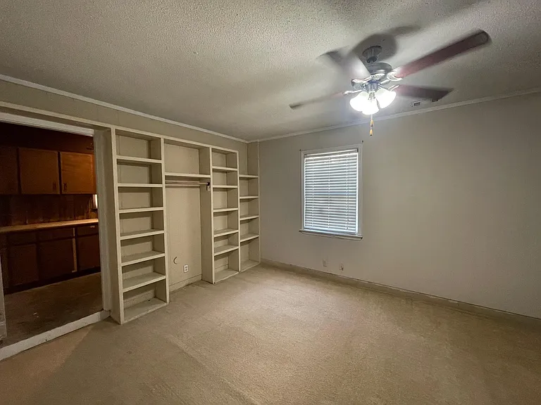 817 Robin Hood Trl — Photo 17