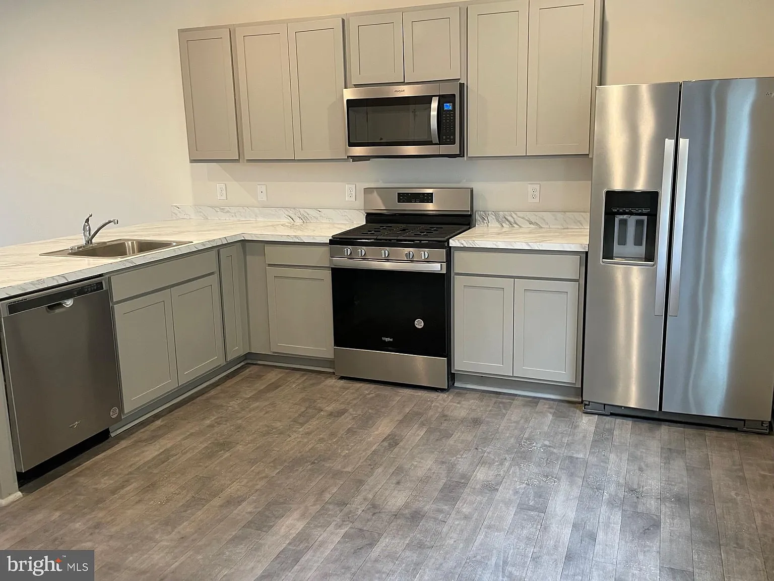 3 bed, 2.5 bath, 1456 sqft, $1,725 — Photo 2