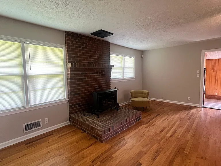 1064 Dallas Hwy — Photo 3
