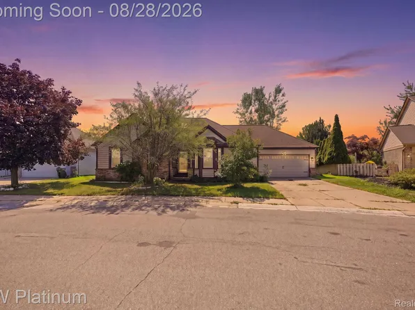 46439 Greenbriar Dr, Chesterfield, MI 48051
