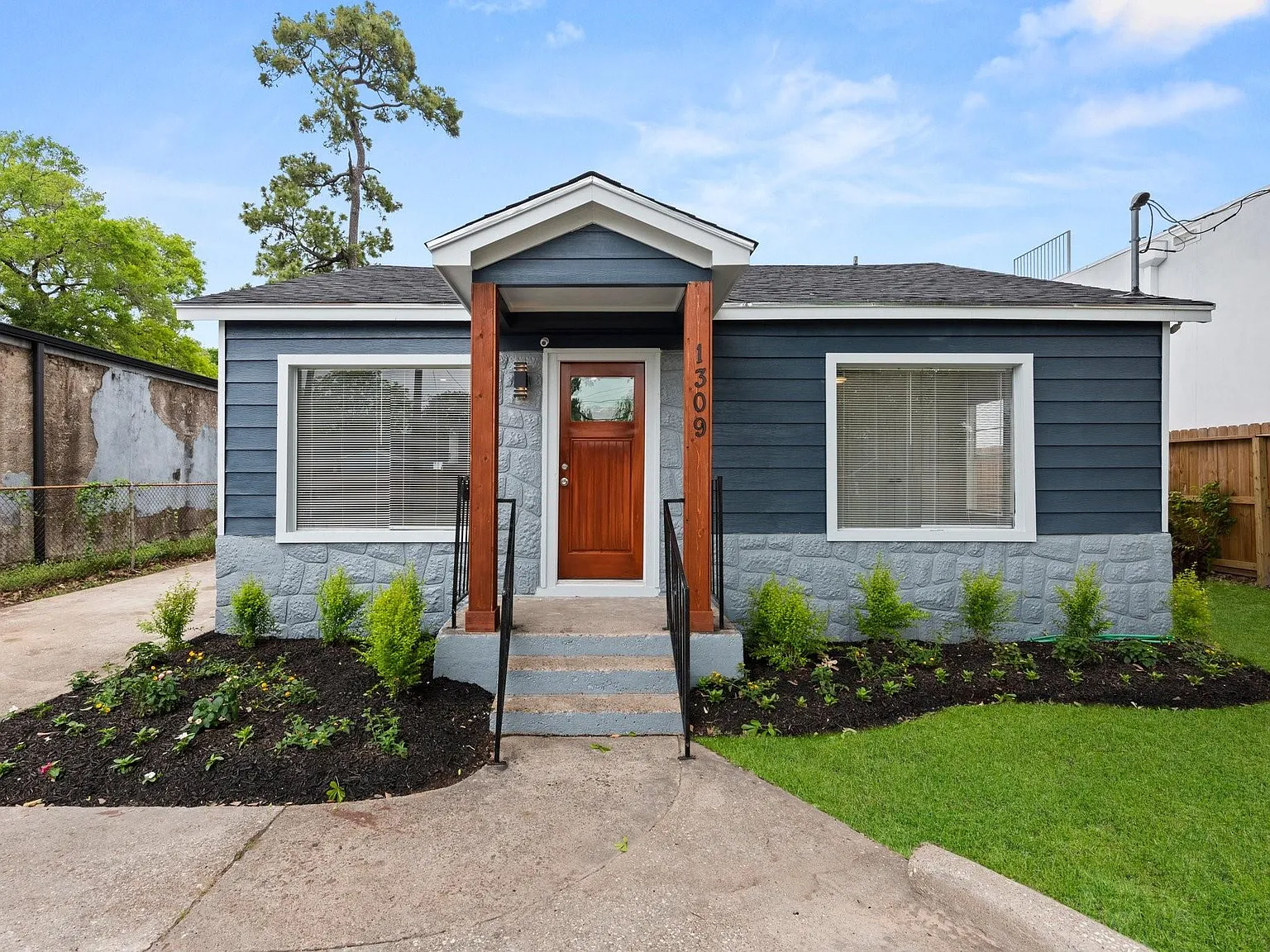 3 bed, 2.0 bath, 1336 sqft, $2,000 — Photo 1