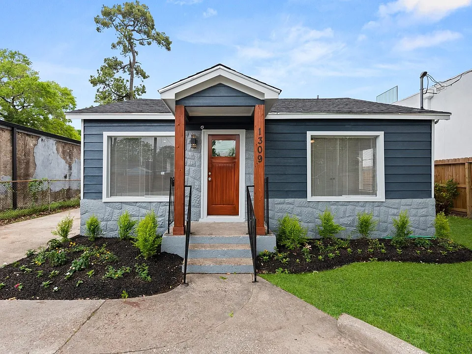1309 Bragg St