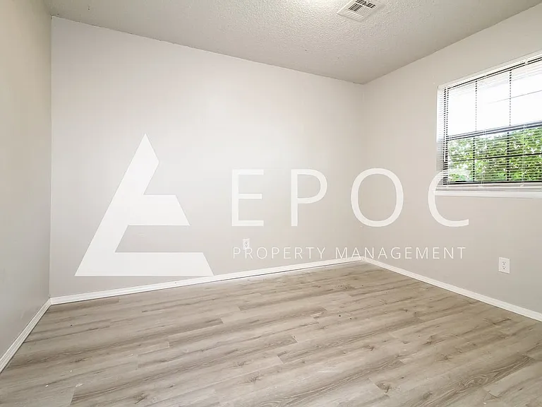 409 Woodland Dr — Photo 8