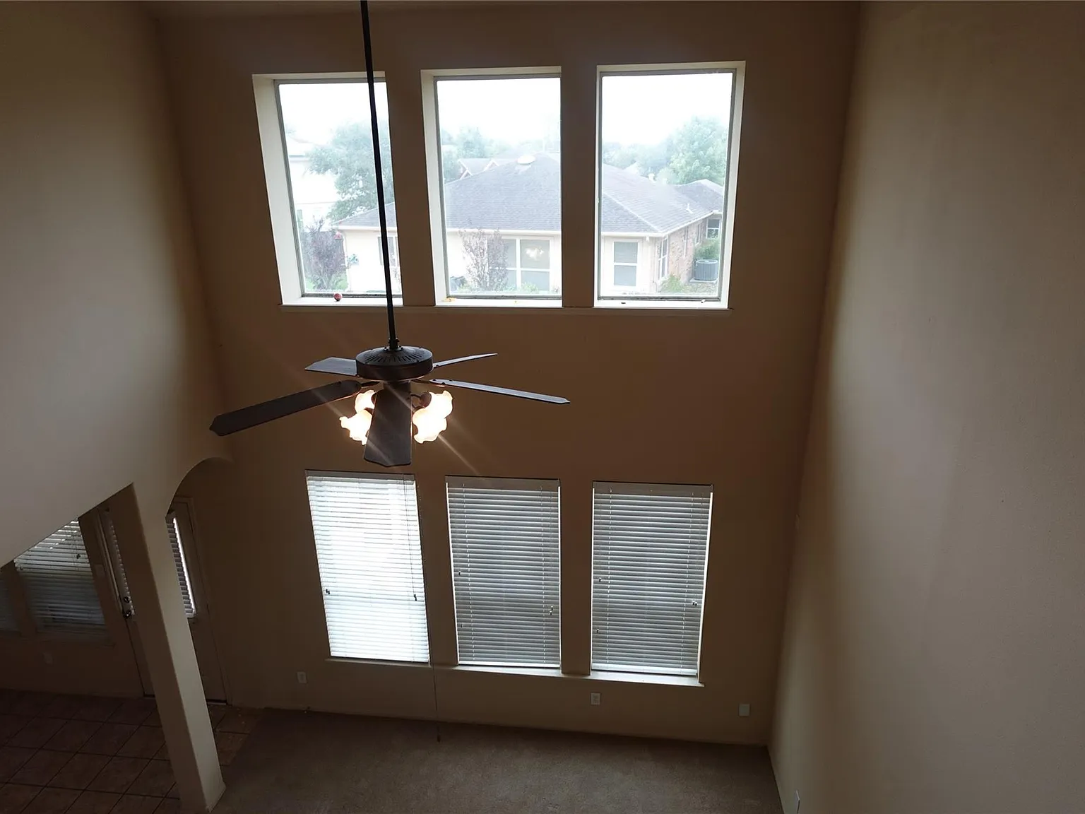 4 bed, 2.5 bath, 2376 sqft, $2,295 — Photo 3