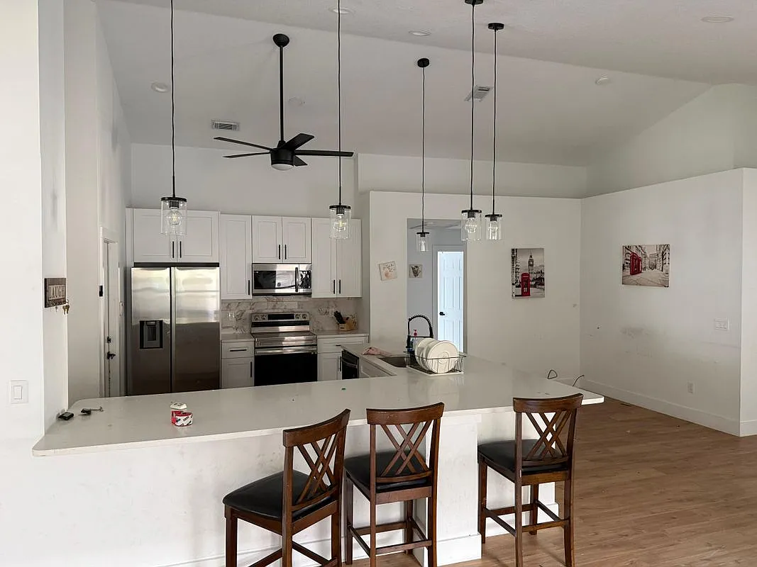 3 bed, 2.0 bath, 1742 sqft, $2,300 — Photo 2