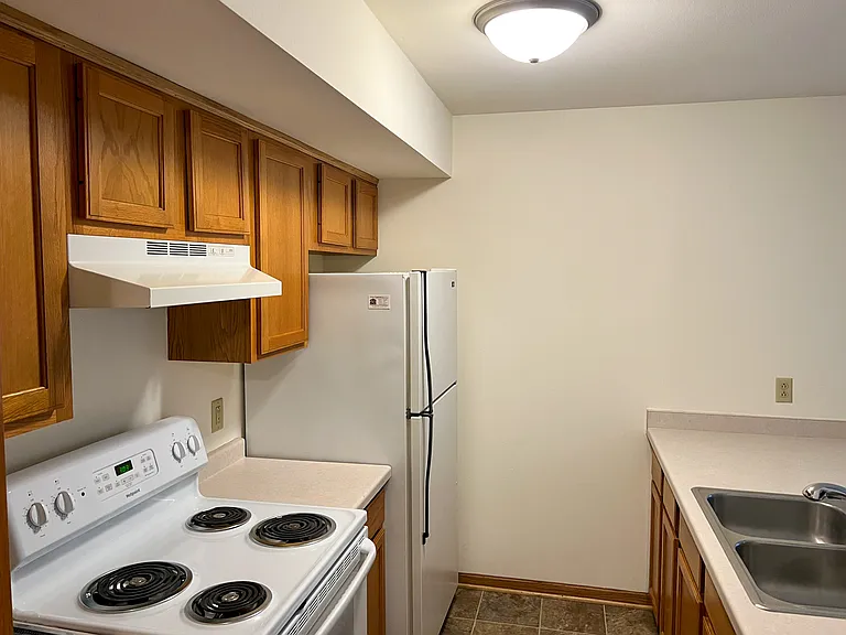 1104 Heritage Ct — Photo 2