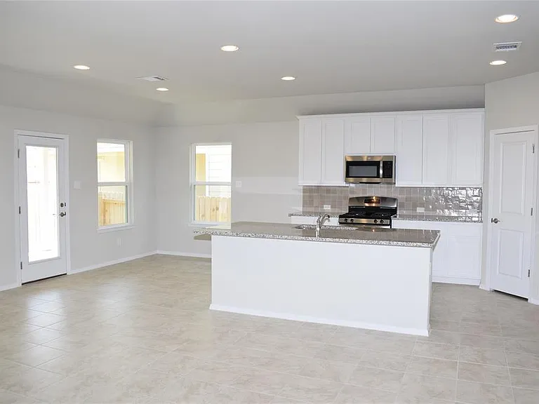 208 Shugart St — Photo 5