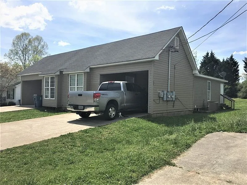 246 Lawrence St photo 1