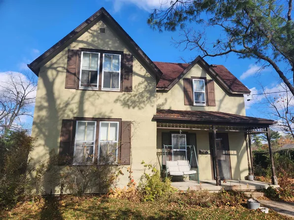 806 5th Ave, Decorah, IA 52101