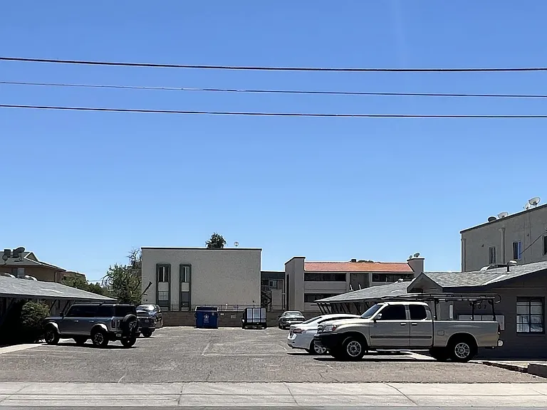 207 E Alice Ave — Photo 2