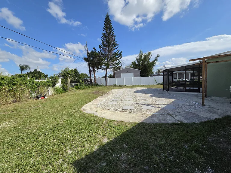 305 SE Airoso Blvd — Photo 34