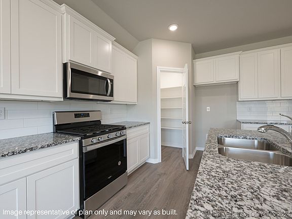 4th image of 925 N Arapahoe Ave