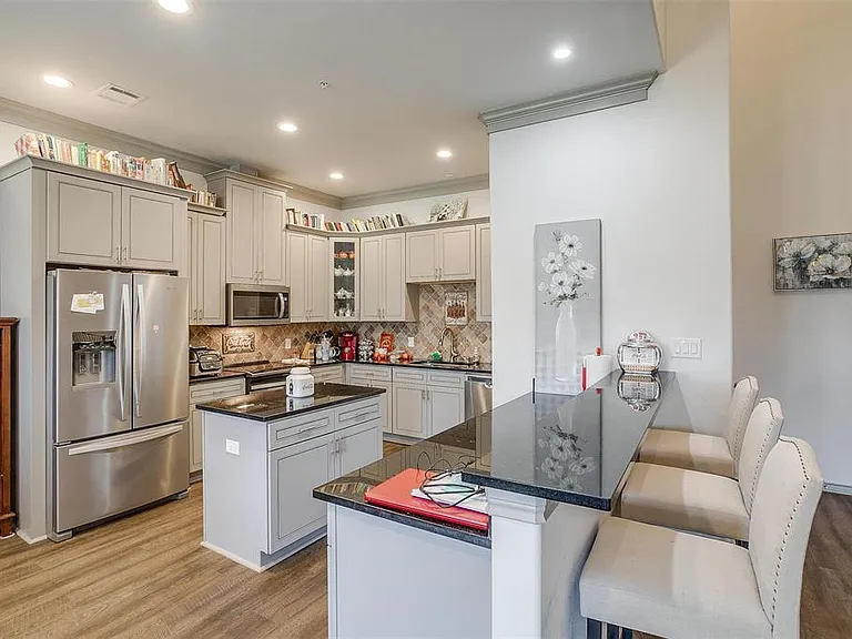 1313 Summerset Ln — Photo 3