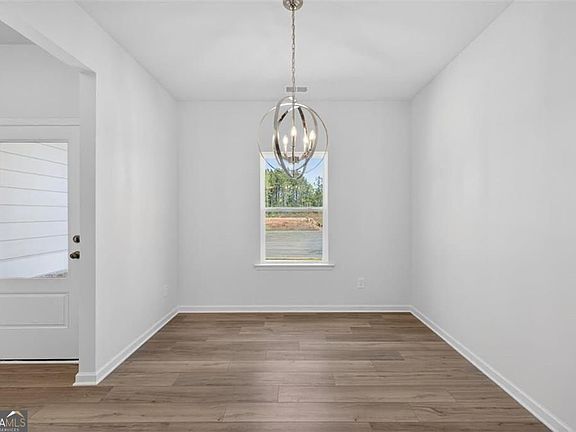 5th image of 704 Sinclair Ln