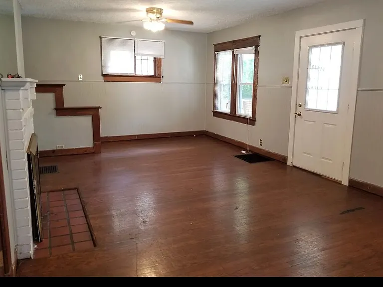 601 E University St — Photo 13