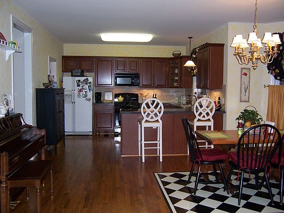 Eating Area/Kitchen