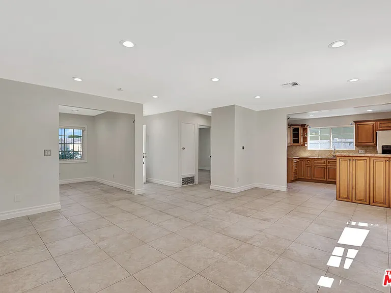 6421 Franrivers Ave — Photo 7