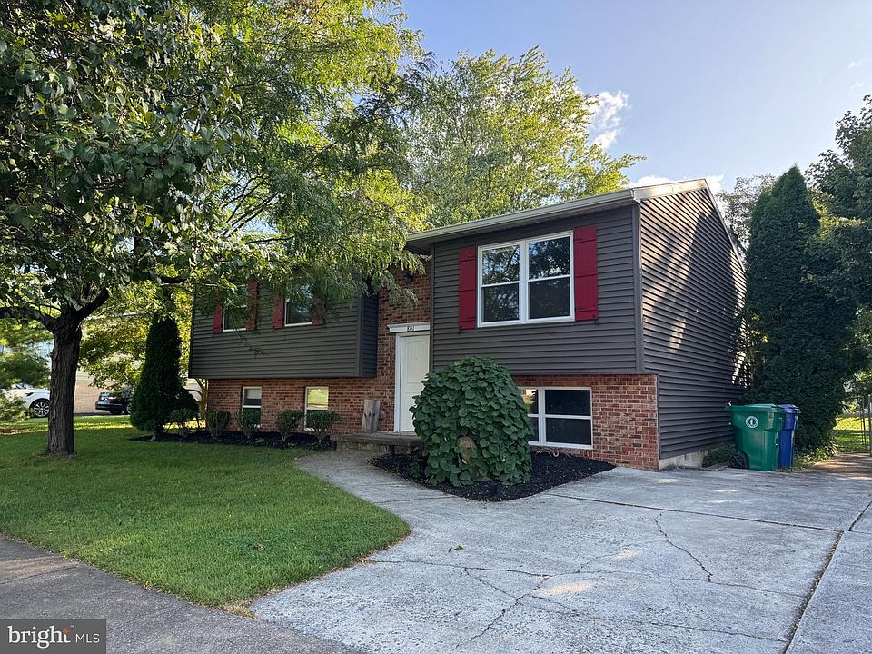 2nd image of 801 Mountain View St