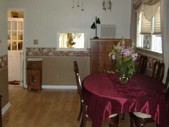 SEPARATE DINING ROOM
