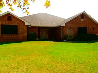 2209 Lakewood Dr, Chickasha, OK 73018