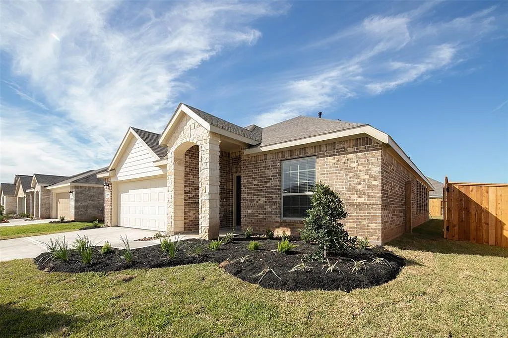 4 bed, 2.0 bath, 1932 sqft, $2,250 — Photo 3