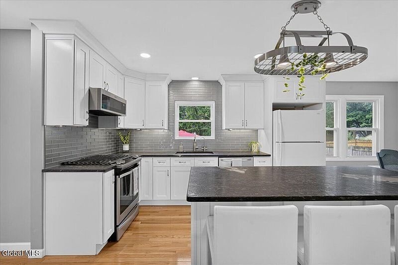 5th image of 6 Bunker Hill Drive
