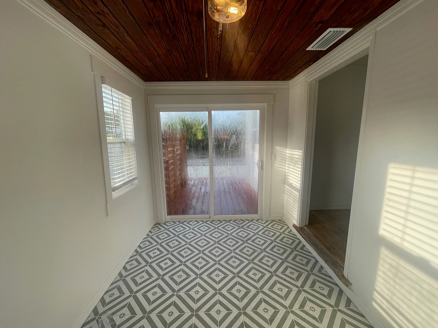 3 bed, 1100 sqft, $2,395 — Photo 3
