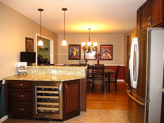 4th image of 2415 Lori Ln S