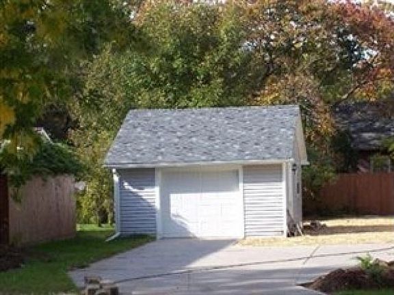4th image of 826 Lakewood Beach Dr
