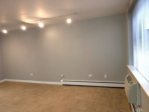 3rd image of 515 W Wrightwood Ave APT 210