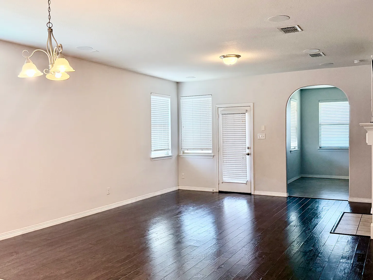 4 bed, 1976 sqft, $2,500 — Photo 3
