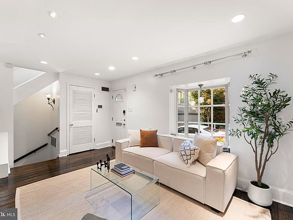 5th image of 1104 Lombard St