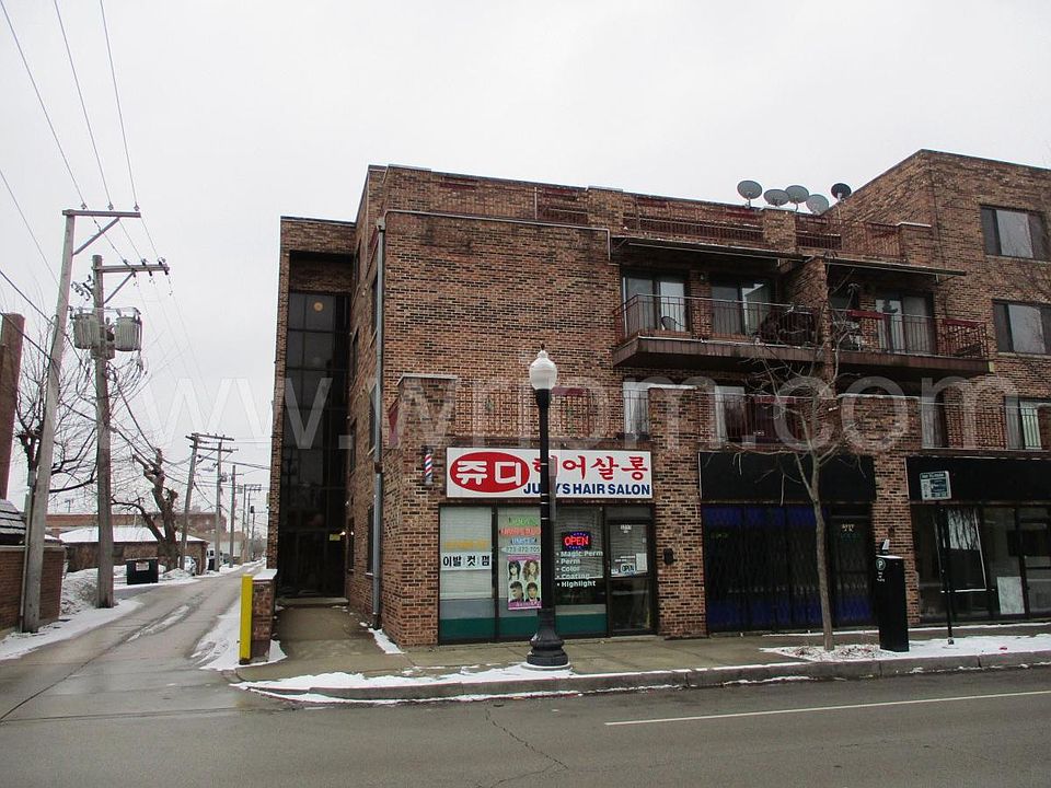 1st image of 3217 W Bryn Mawr Ave #105