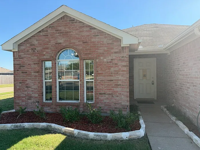 3 bed, 2.0 bath, 1391 sqft, $1,595 — Photo 2