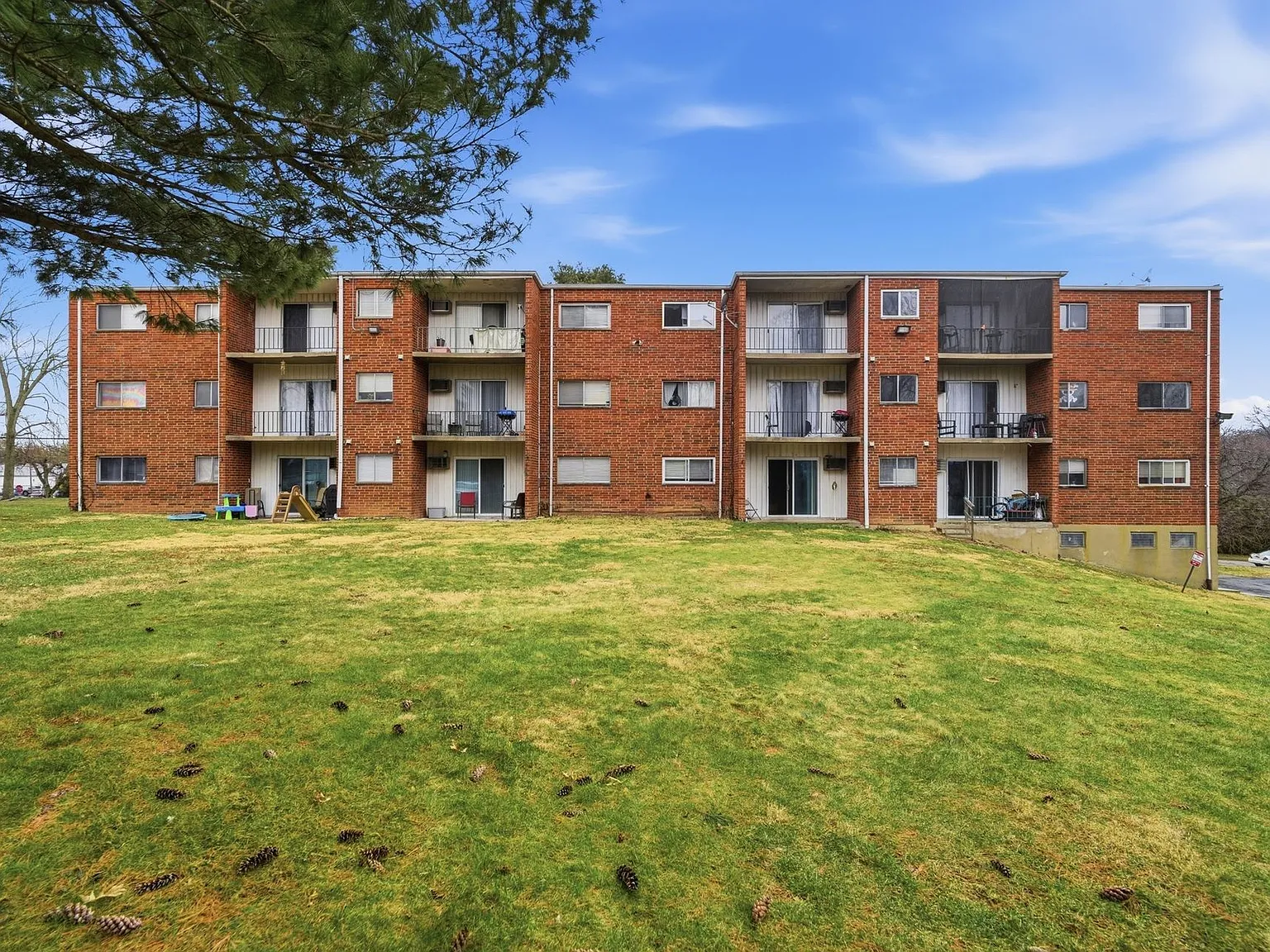 Spacious Apartments With Balcony, Great Neighborhood — Photo 1