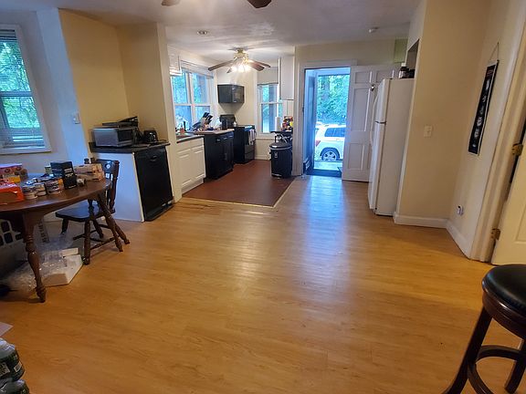 3rd image of 186 Auburn St #1