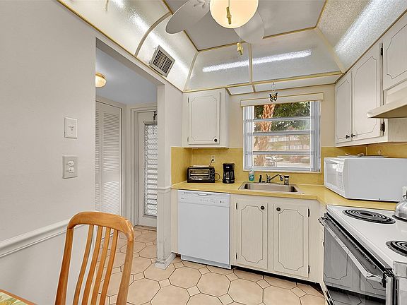 5th image of 9261 Sunrise Lakes Boulevard #112