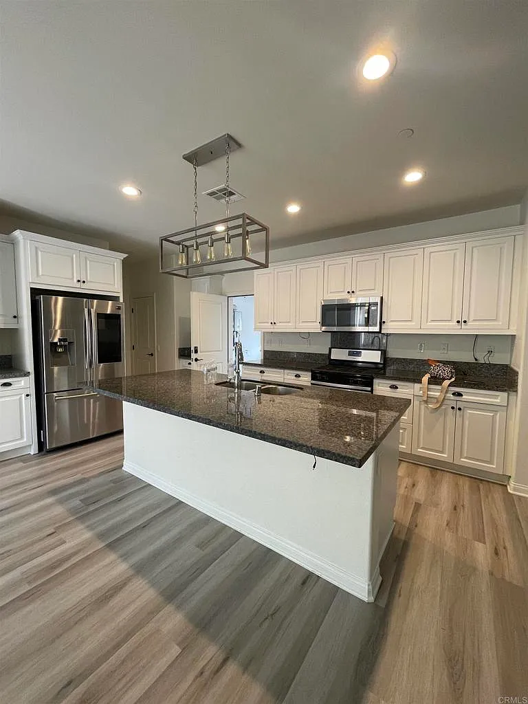 4 bed, 2315 sqft, $5,200 — Photo 2