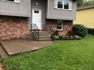 37 Oakhill Dr, Hamburg, NY 14075