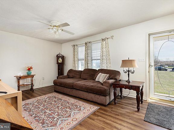 3rd image of 302 Montana Ct