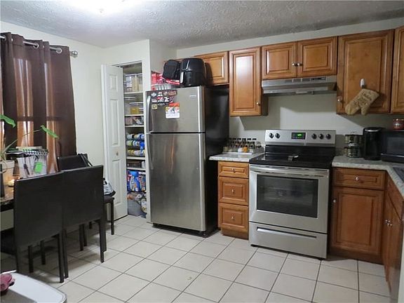 3rd image of 845 Blackberry St