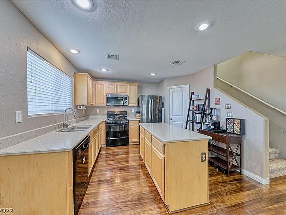 4th image of 562 Cabis Bay St