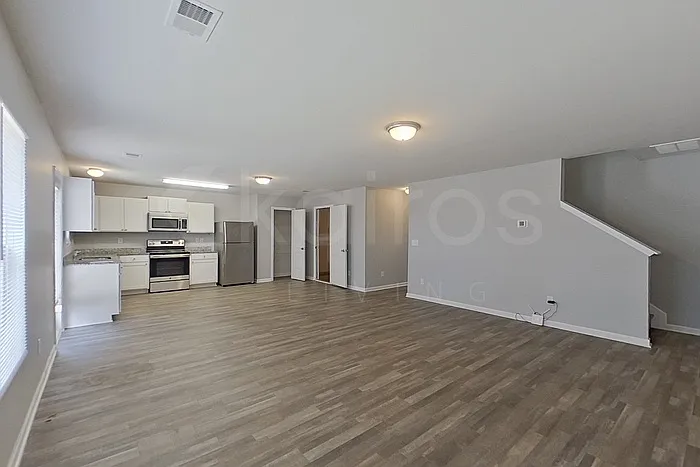 4 bed, 3.0 bath, 2010 sqft, $2,045 — Photo 4