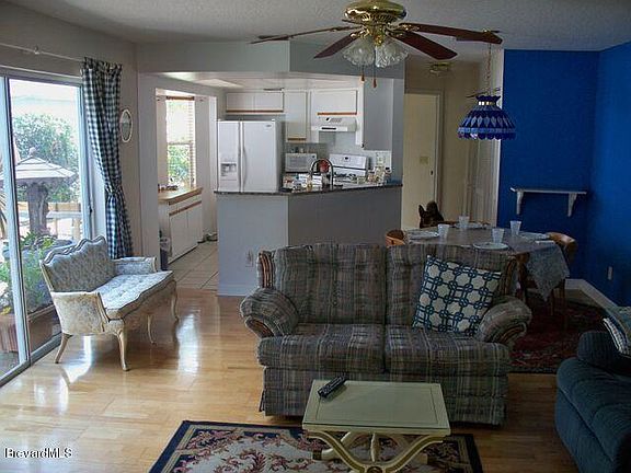 5th image of 994 E Villa Dr