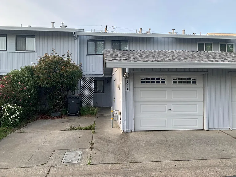 5085 Veranda Ter — Photo 1