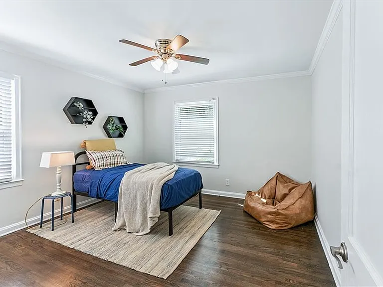 1411 Mercer Ave — Photo 8