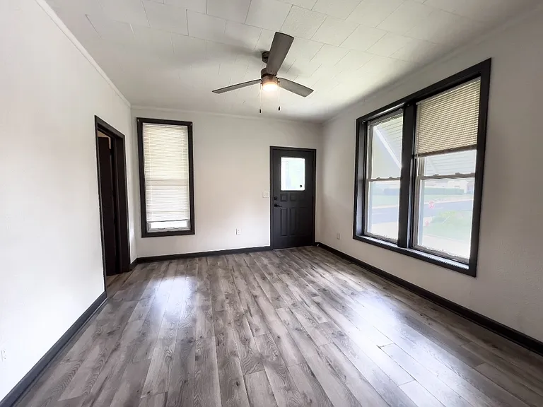 1424 E Broadway St — Photo 12