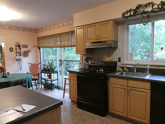 2nd image of 9 Treeview Dr