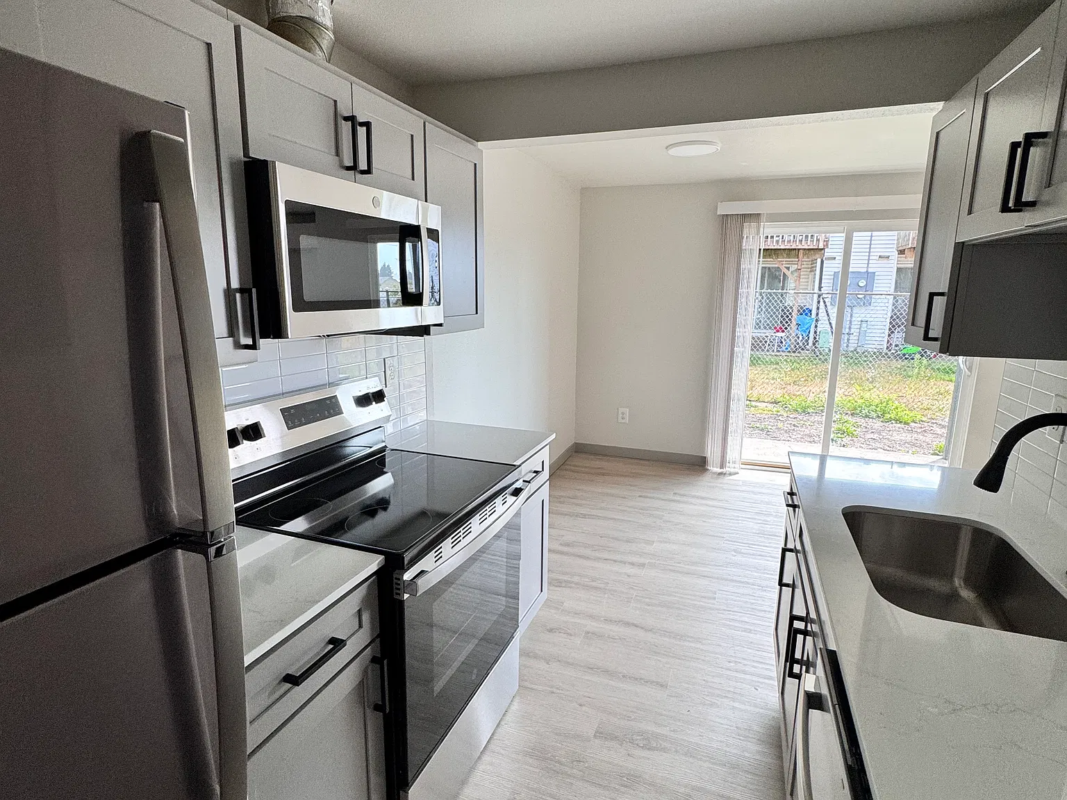 2 bed, 1060 sqft, $2,100 — Photo 3