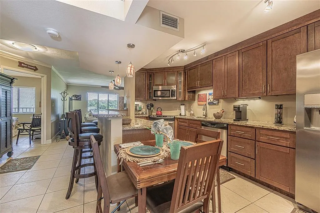 2 bed, 2.0 bath, 835 sqft, $2,400 — Photo 4